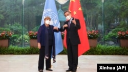 联合国人权事务高级专员巴切莱特为调查新疆人权问题前往中国,她在广州与中国外长王毅会面。(2022年5月23日)