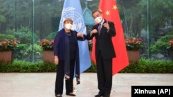 新华社发布的这张照片显示,联合国人权高专巴切莱特与中国外长王毅在广州会晤。(2022年5月23日)