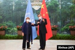 联合国人权事务高级专员巴切莱特与中国外长王毅在广州举行会谈。(2022年5月23日)