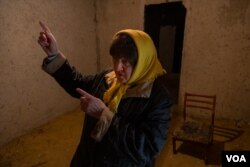 2022年4月22日,在位于哈尔科夫的被战火损坏的自家住宅的地下室里,维拉说:“我的部分家人生活在俄罗斯。我出生在苏联,我永远也想象不到会有战争,我们是兄弟啊。”(美国之音博夏特拍摄)
