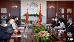 汤加总理胡卡瓦梅里库(左二)与来访的中国外长王毅(右)2022年5月31日在努库阿洛法总理府举行会晤。