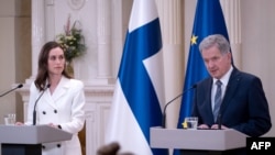 ဖင်လန်ဝန်ကြီးချုပ် Sanna Marin (ဝဲ) နဲ့ သမ္မတ Sauli Niinistö. (မေ ၁၅၊ ၂၀၂၂)