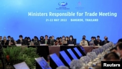 亚太经合组织(APEC) 经贸部长级会议5月21日至22日在泰国曼谷召开。当俄罗斯经济发展部长列舍特尼科夫(Maxim Reshetnikov)准备发言时,美国贸易代表戴琪率领加拿大、新西兰、日本和澳大利亚的贸易部长集体离席表示抗议。-路透社照