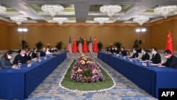 美国总统拜登(左)和中国国家主席习近平(右) 2022 年 11 月 14 日在印度尼西亚度假胜地巴厘岛出席 G20 峰会期间会晤。