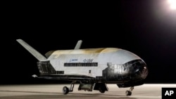 2022年11月12日(星期六),波音公司制造的X-37B轨道试验飞行器(OTV)在美国宇航局佛罗里达州肯尼迪航天中心着陆。