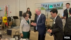 台湾驻美代表萧美琴(左前)与美国马里兰州民主党联邦参议员克里斯·范·霍伦2022年11月12日在华府台湾同乡会感恩节餐会中交谈。(美国之音锺辰芳拍摄)