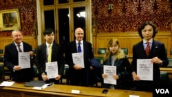 “重光团队”成员与英国国会上议院议员奥尔顿勋爵(图左一), 和金融家布劳德 (图中)出席报告发布会 。 (美国之音/郑乐捷)
