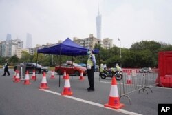中国广东广州被封的海珠区街道上警察在站岗。(2022年11月11日)
