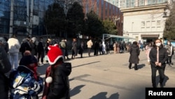 北京市民在一处政府办事处前排起长队办理包括申请或更新中国护照在内的各种事项。(2023年1月9日)