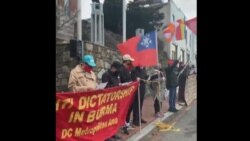 မြန်မာ့အရေး ကူညီဆောင်ရွက်ဖို့ ကန်ရောက်မြန်မာတွေ ထိုင်းသံရုံးရှေ့တောင်းဆို  မြန်မာ့အရေး ကူညီဆောင်ရွက်ဖို့ ကန်ရောက်မြန်မာတွေ ထိုင်းသံရုံးရှေ့တောင်းဆို