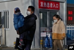 北京一家医院的发热门诊大门前。(2022年12月10日)