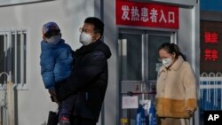 北京一家医院的发热门诊大门前。(2022年12月10日)