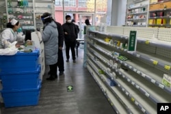 中国新冠疫情爆发后,北京一家药店出售退烧类药品的架子空荡荡。(2022年12月13日)