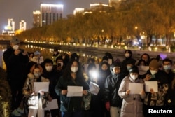 北京民众走上街头举起白纸抗议当局严厉的防疫封控措施。(2022年11月27日)