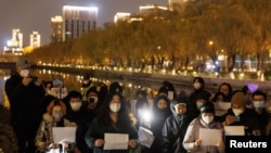 北京民众走上街头举起白纸抗议当局严厉的防疫封控措施。(2022年11月27日)