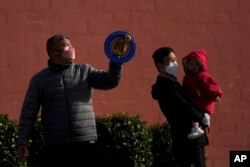 北京一个公园里市民在放风筝。(2022年11月27日)