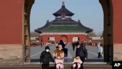 游客戴着口罩参观北京的天坛公园。(2022年12月8日)