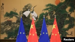 资料照:北京人大会堂展示的中国与欧盟旗帜。