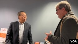 哈德逊研究所中国中心主任余茂春(左)与《中国节点》一书作者本尼迪克·罗杰斯在其新书发表会中交谈。(2022年11月30日,美国之音锺辰芳拍摄)