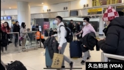 来自上海的旅客抵达纽约肯尼迪国际机场(久岛拍摄)