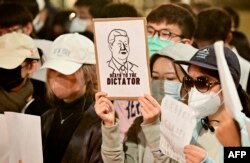 示威者聚集在美国加州伯克利大学校园内抗议中国政府严酷的清零防疫政策。(2022年11月28日)