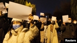 北京民众手举白纸上街游行,抗议中国的清零防疫政策,悼念乌鲁木齐火灾死难者。(2022年11月27日)