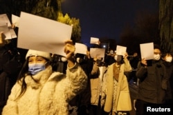 北京民众手举白纸上街游行,抗议中国严厉的防疫政策,悼念乌鲁木齐火灾死难者。(2022年11月27日)