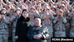 朝鲜领导人金正恩和女儿与参加朝鲜新型洲际弹道导弹研制的人员合影(2022年11月27日发表)