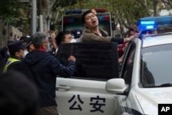 上海警察逮捕了一名抗议中国严厉防疫政策的青年。(2022年11月27日)
