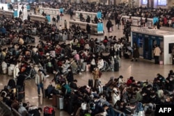 中国湖北汉口火车站里的旅客。(2022年12月10日)