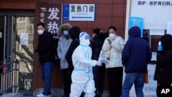 北京一家医院的发热门诊前市民在排队等候。(2022年12月10日)