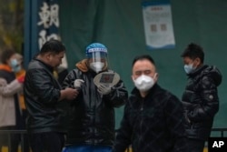 北京一名男子在接受他的健康码被相关人员检查。(2022年11月9日)
