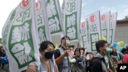 台湾九合一选举将于22月26日投票。候选者的后援队周日(22月20日)打着标语和旗帜在台北造势。