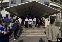 北京清华大学的学生手举白纸抗议严厉的防疫政策,悼念日前在新疆乌鲁木齐市死于火灾的至少10名遇难者。 (2022年11月27日)