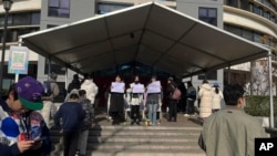 北京清华大学的学生手举白纸抗议严厉的防疫政策,悼念日前在新疆乌鲁木齐市死于火灾的至少10名遇难者。 (2022年11月27日)