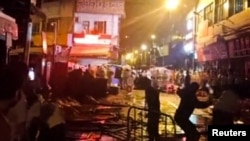 中国广东省广州市民举行反对政府防疫封控措施的抗议活动,示威者向警察投掷玻璃瓶。(2022年11月30日)