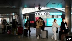 2023年1月10日,在韩国仁川国际机场,从中国入境的旅客经过新冠肺炎检测中心。