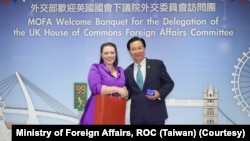 台湾外长吴钊燮在台北会晤到访的英国国会下议院外交委员会主席卡恩斯(Alicia Kearns)。(2022年11月30日)