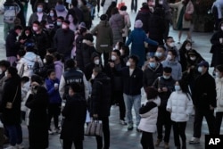 北京市民走上街头重返商场购物。(2023年1月1日)
