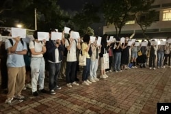 香港中文大学学生手举白纸悼念乌鲁木齐火灾死难者。(2022年11月28日)