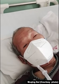 2022年12月24日,隋牧青的父亲隋树彦临终前一天在病床上和儿子对话。(照片来源:隋牧青)