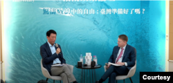 前白宫国安会亚太事务资深主任博明(右)和台湾前参谋总长李喜明(左)1月12日就“台湾准备好了吗?”为题于台北进行深度对谈。(提供照片:位于台北的政治大学社科院)