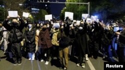 北京民众走上街头举起白纸抗议当局严厉的防疫封控措施。(2022年11月27日)