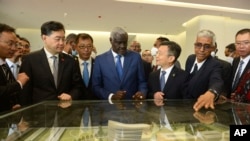 中国外长秦刚与非洲联盟主席在亚的斯亚贝巴参加非洲疾病控制预防中心的启动仪式。(2023年1月11日)