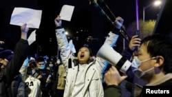 2022年11月28日,在新冠病毒疫情持续扩散之际,北京民众为乌鲁木齐火灾遇难者守夜后,举着白纸抗议中共当局的封控限制。