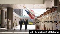 美国国防部长马蒂斯在东京防务省同日本防卫相小野寺五典检阅仪仗队(2018年6月29日)。