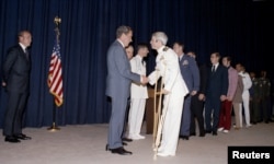 1973年5月24日,美国总统理查德`尼克松在华盛顿举行的晚宴上迎接前越战战俘约翰·麦凯恩。
