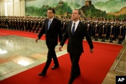 中国总理李克强和俄罗斯总理梅德维耶夫在北京人民大会堂的欢迎仪式上(2015年12月17日)