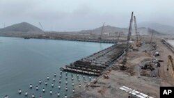 中资公司投资13亿美元于秘鲁建设的大型港口钱凯港将从11月下旬开始试运营,由中国国家主席习近平与秘鲁总统迪娜·博卢阿尔特共同主持竣工仪式,最初将开通一条直达上海的航线。(美联社:2023年8月22日)