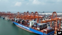 2022年9月13号,一艘中国集装箱船停泊在广西钦州港口。
